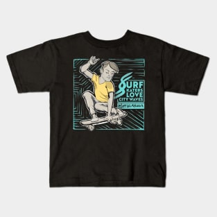 Surf skaters love city waves Kids T-Shirt